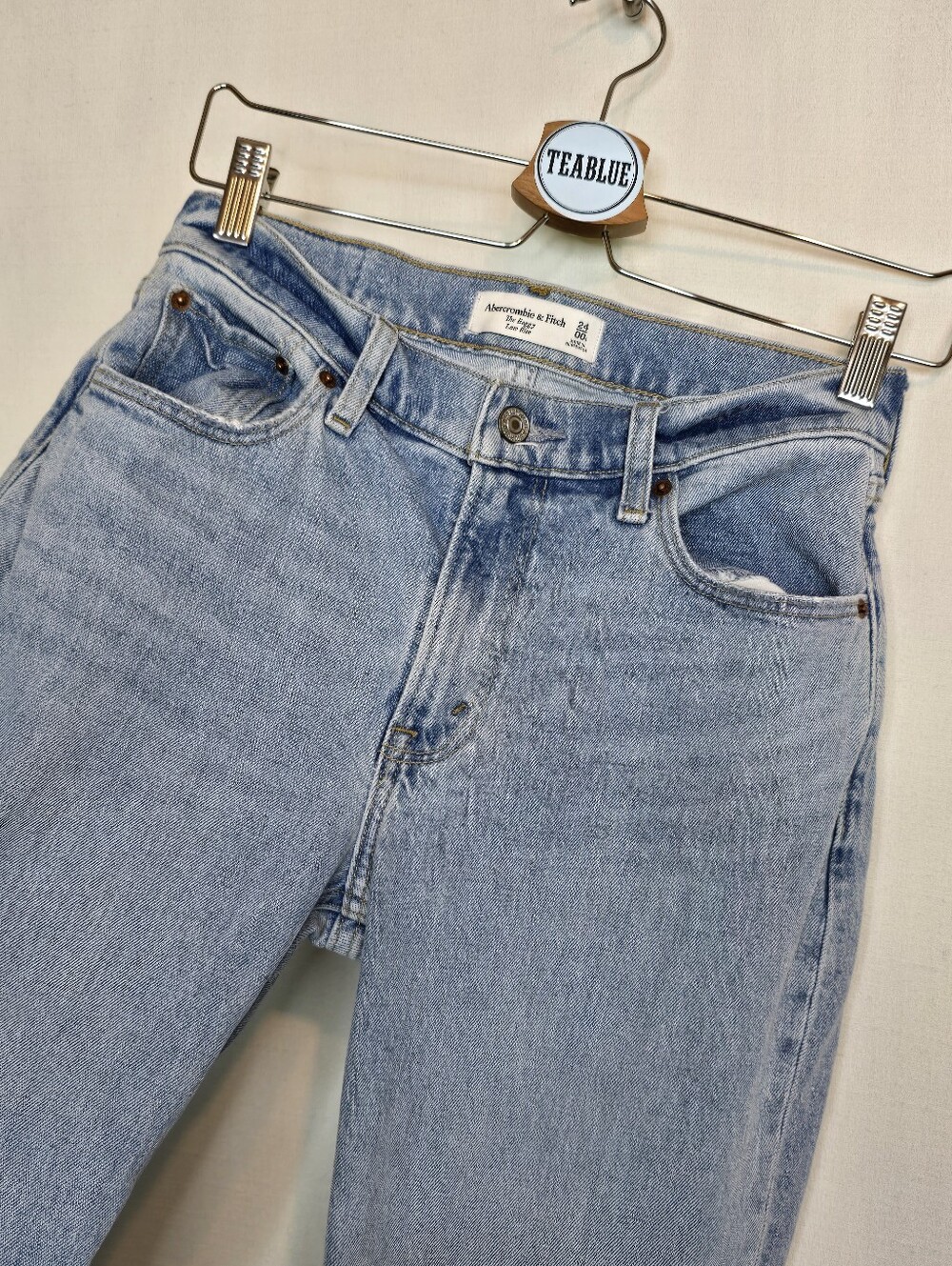 Abercrombie & Fitch The Baggy Low Rise Cuffed Jeans Size 24 Light Wash - Picture 7 of 12